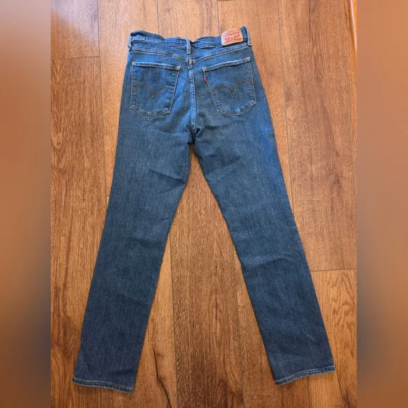 Levi's Women's High Rise Straight Jeans 30x32 - Picture 4 of 5